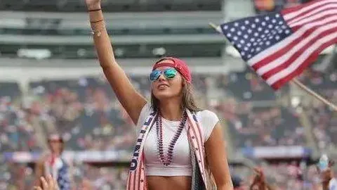 斯卡洛尼赛后深情拥抱拉菲尼亚，友谊至上